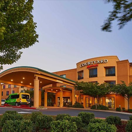 Отель Courtyard Medford Airport Экстерьер фото