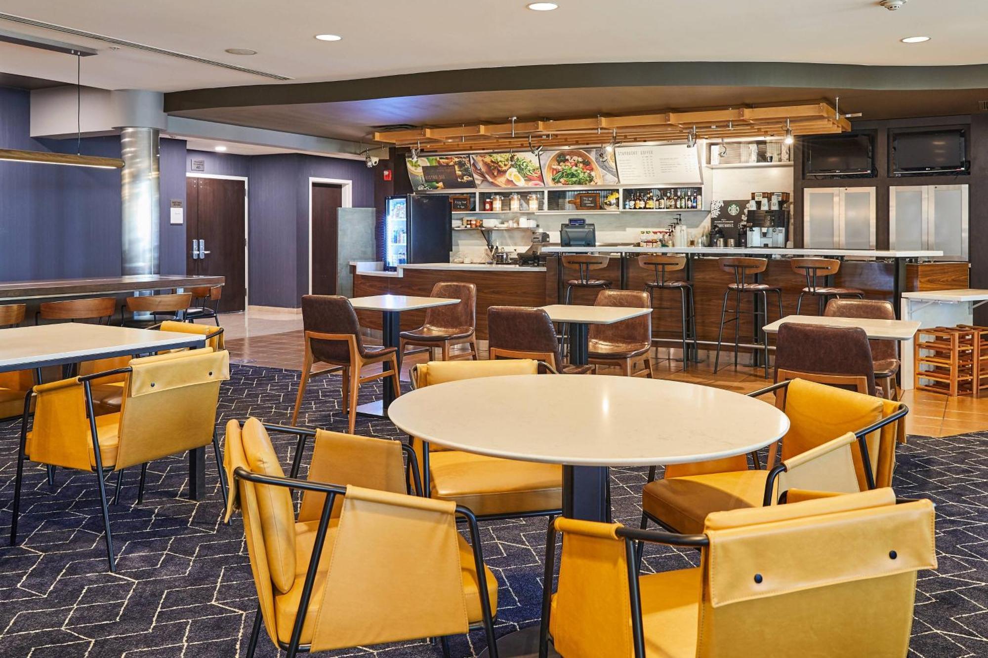 Отель Courtyard Medford Airport Экстерьер фото