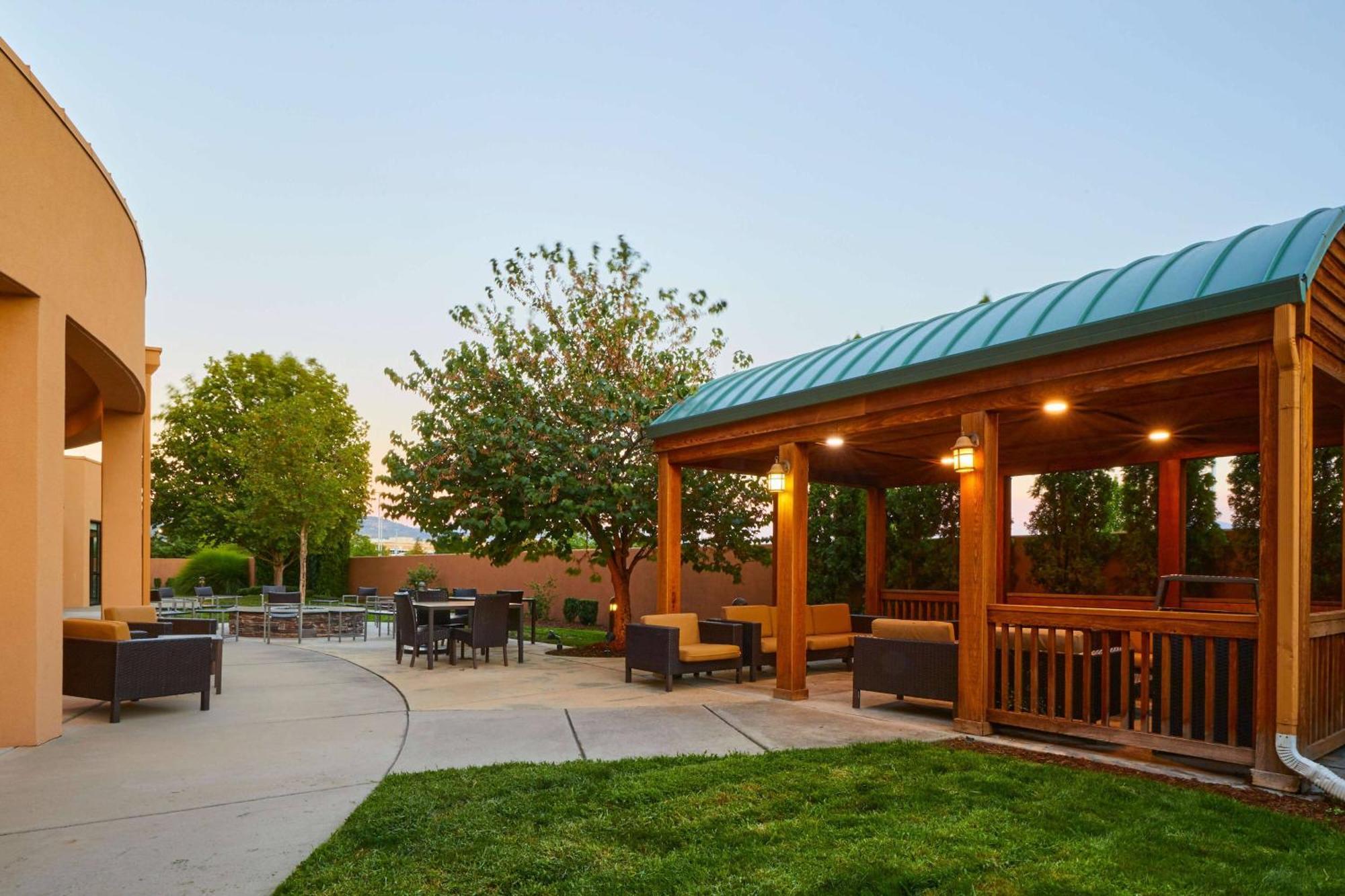 Отель Courtyard Medford Airport Экстерьер фото