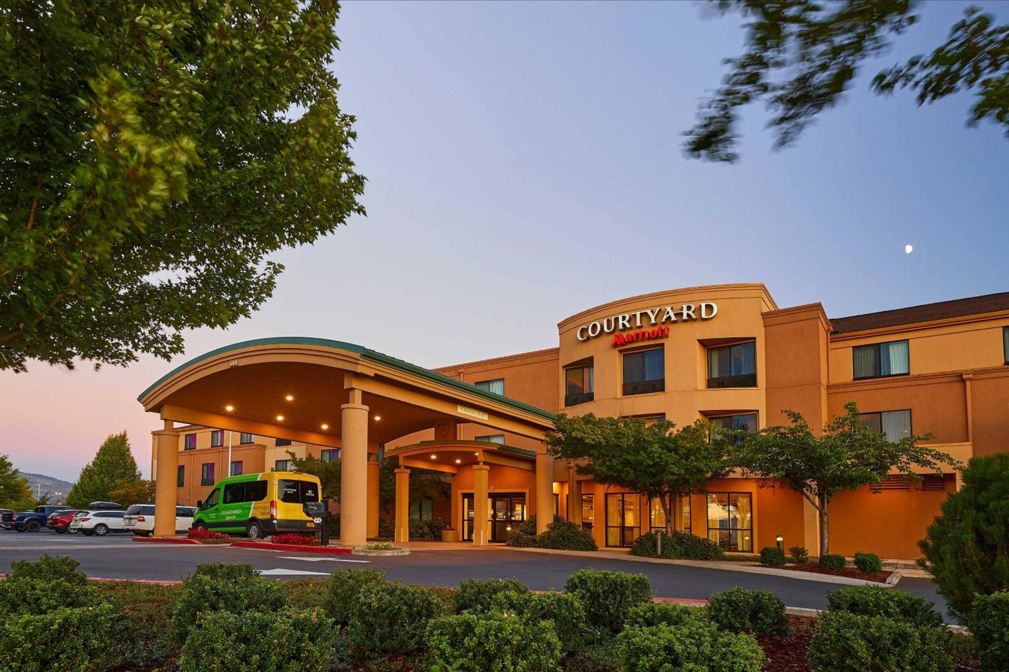 Отель Courtyard Medford Airport Экстерьер фото