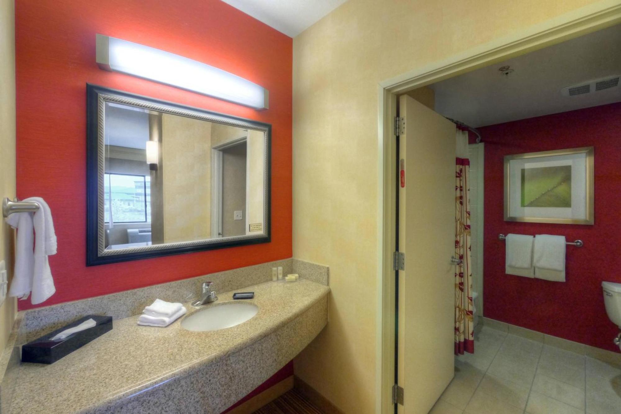 Отель Courtyard Medford Airport Экстерьер фото