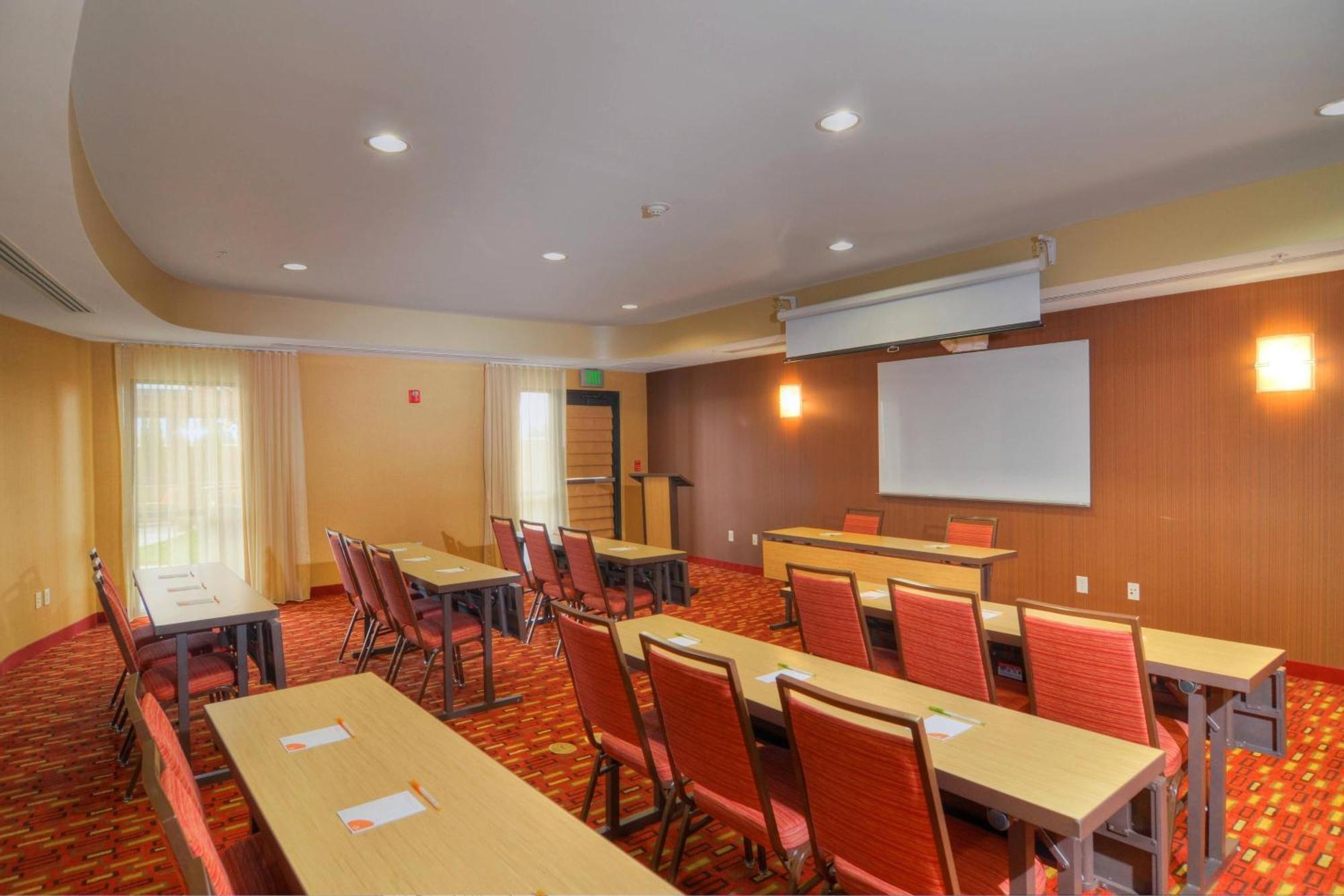 Отель Courtyard Medford Airport Экстерьер фото