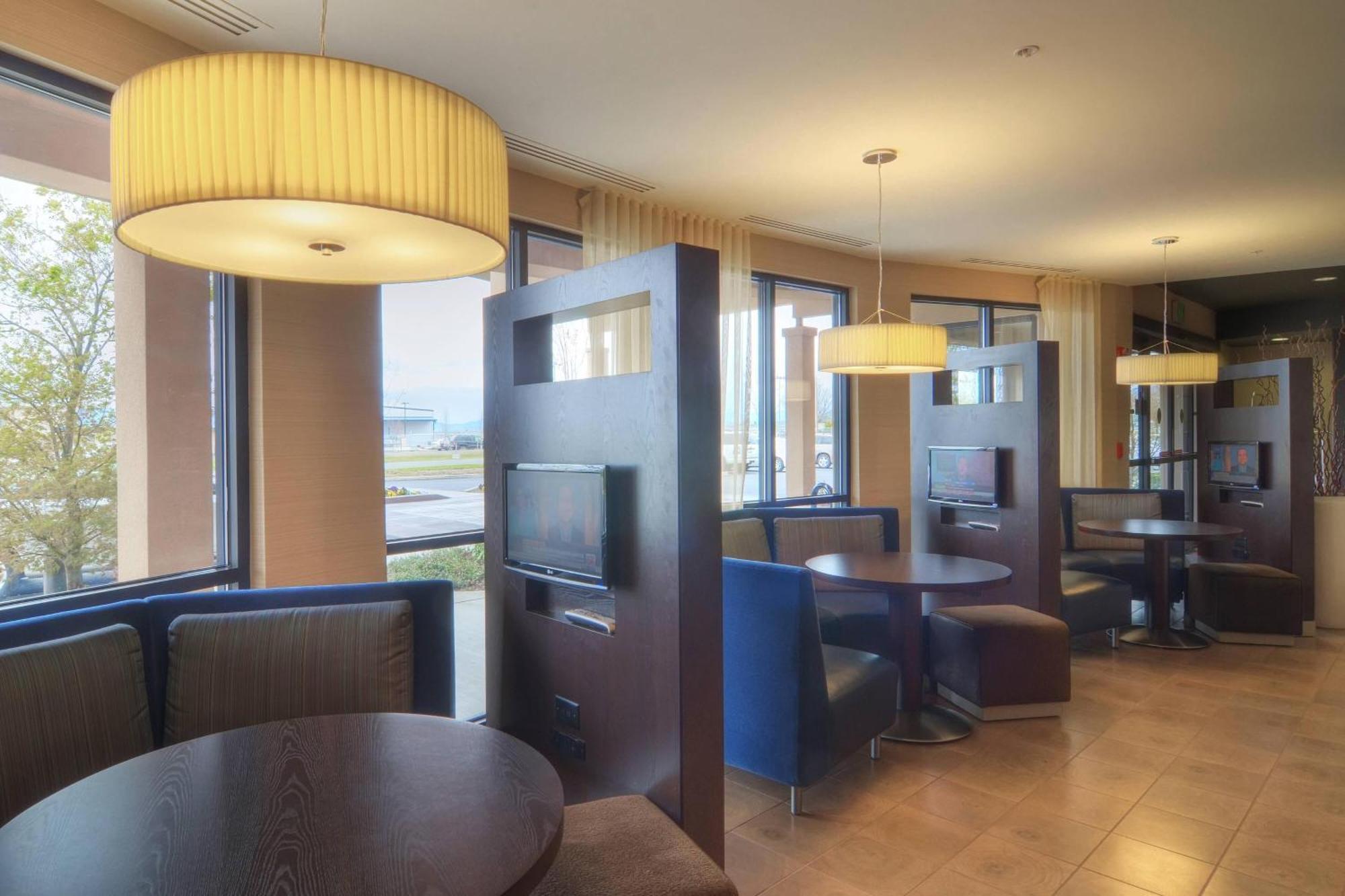 Отель Courtyard Medford Airport Экстерьер фото