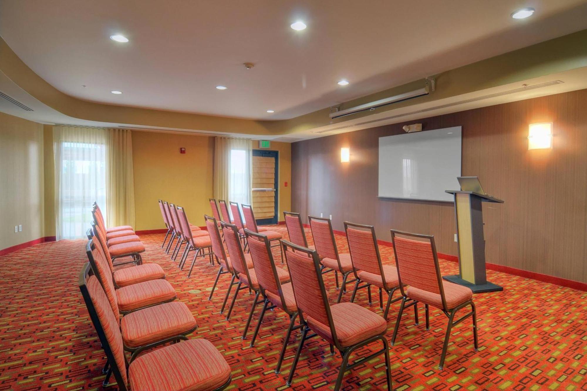 Отель Courtyard Medford Airport Экстерьер фото