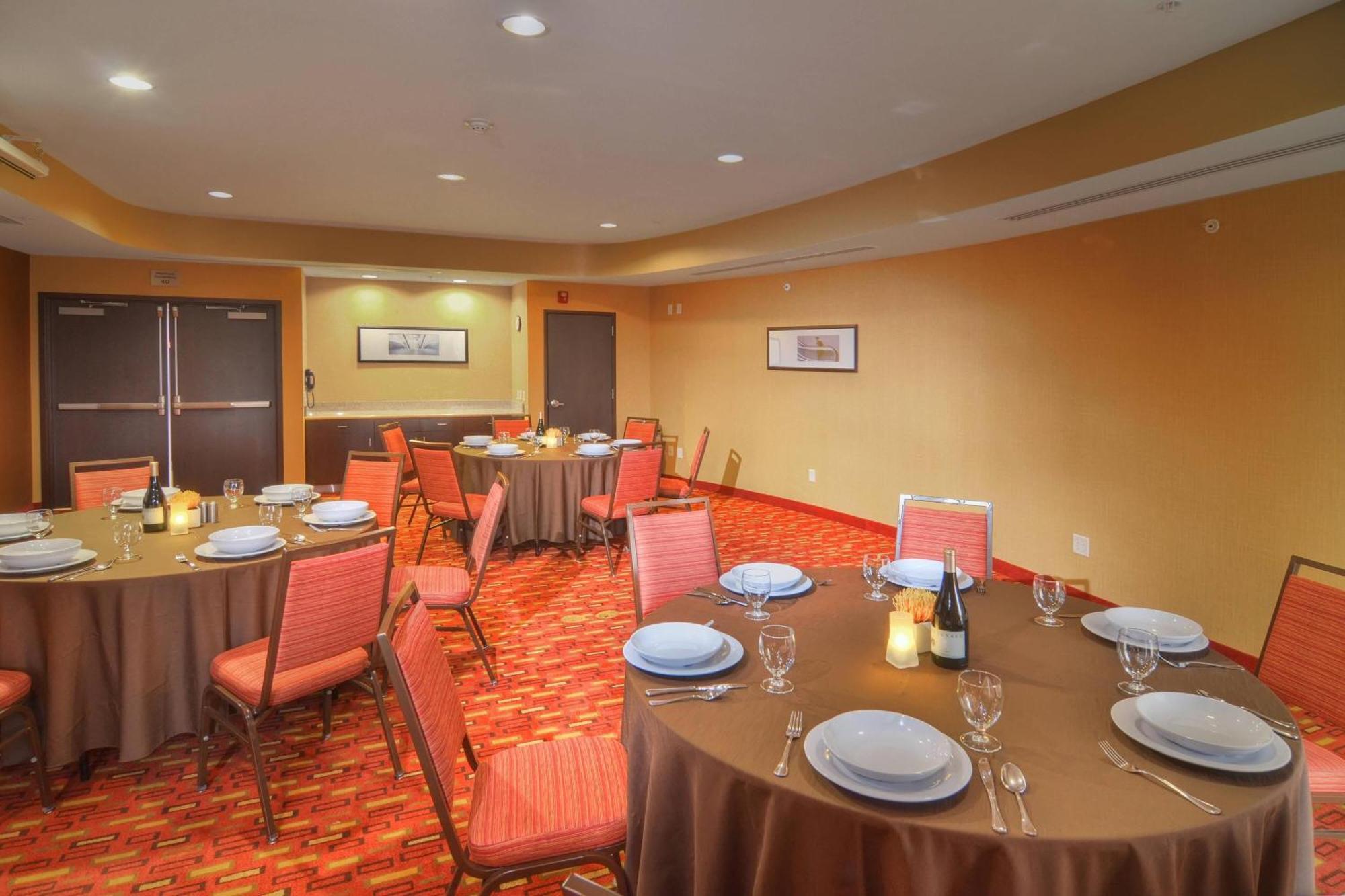 Отель Courtyard Medford Airport Экстерьер фото