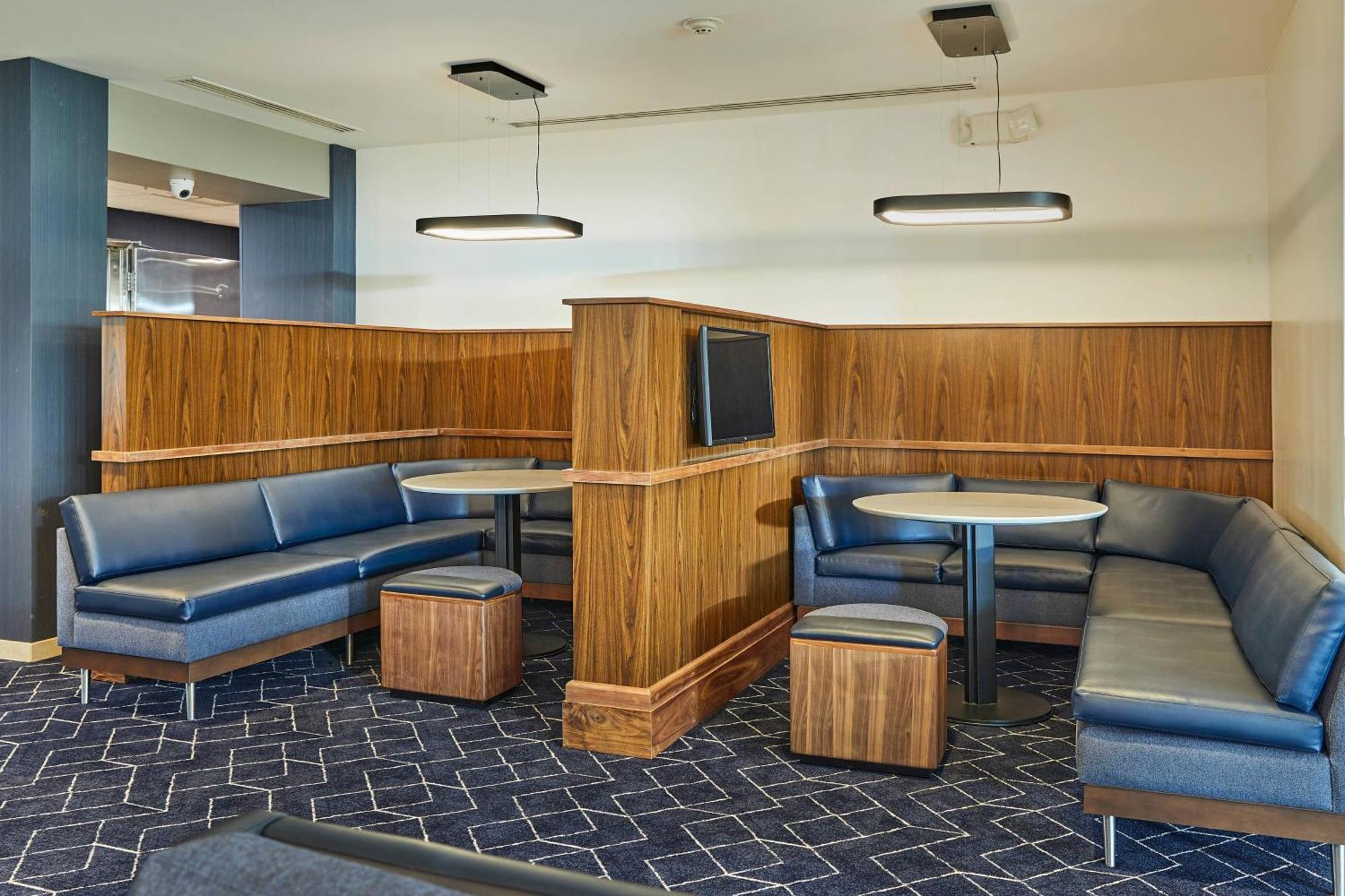 Отель Courtyard Medford Airport Экстерьер фото