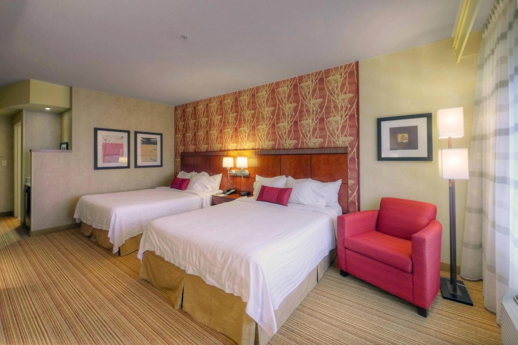 Отель Courtyard Medford Airport Экстерьер фото