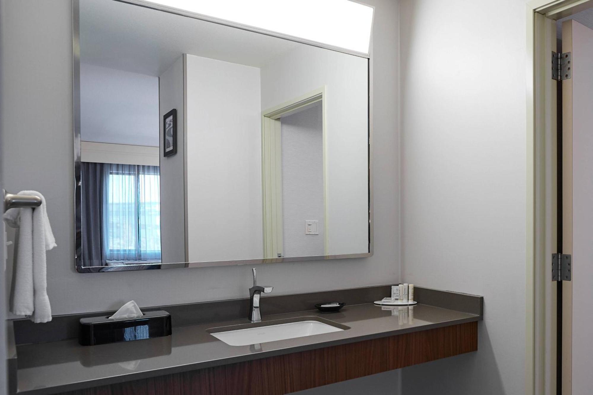 Отель Courtyard Medford Airport Экстерьер фото