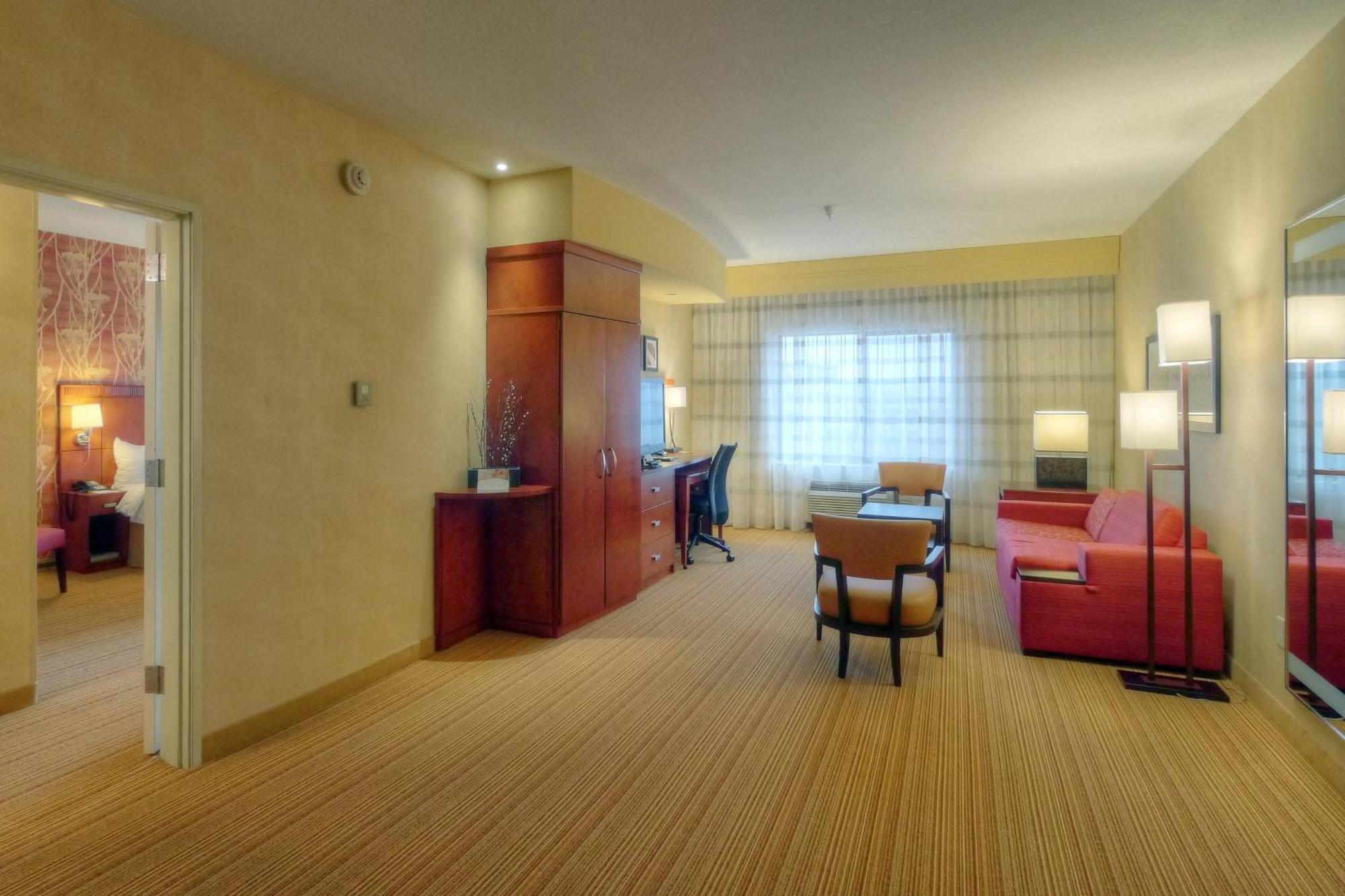 Отель Courtyard Medford Airport Экстерьер фото