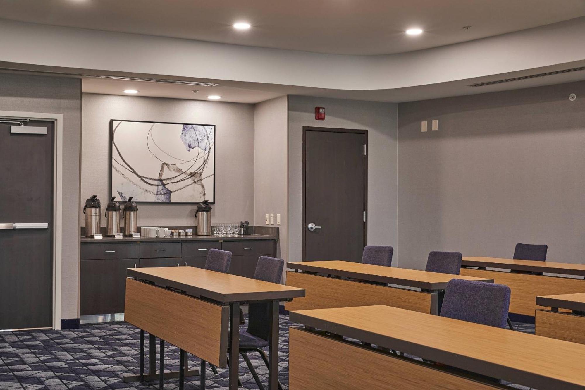 Отель Courtyard Medford Airport Экстерьер фото