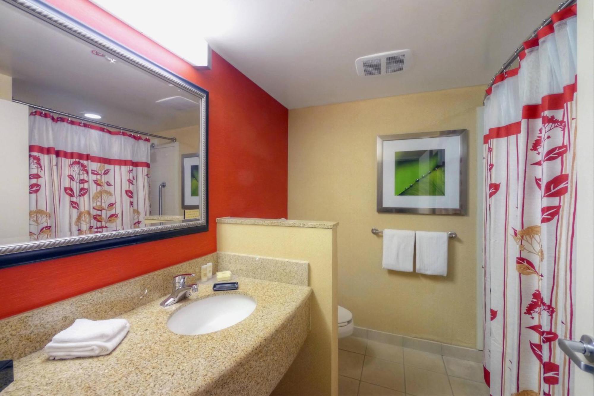 Отель Courtyard Medford Airport Экстерьер фото