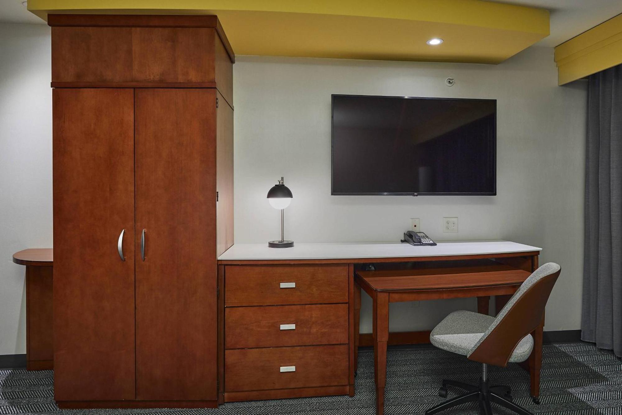 Отель Courtyard Medford Airport Экстерьер фото