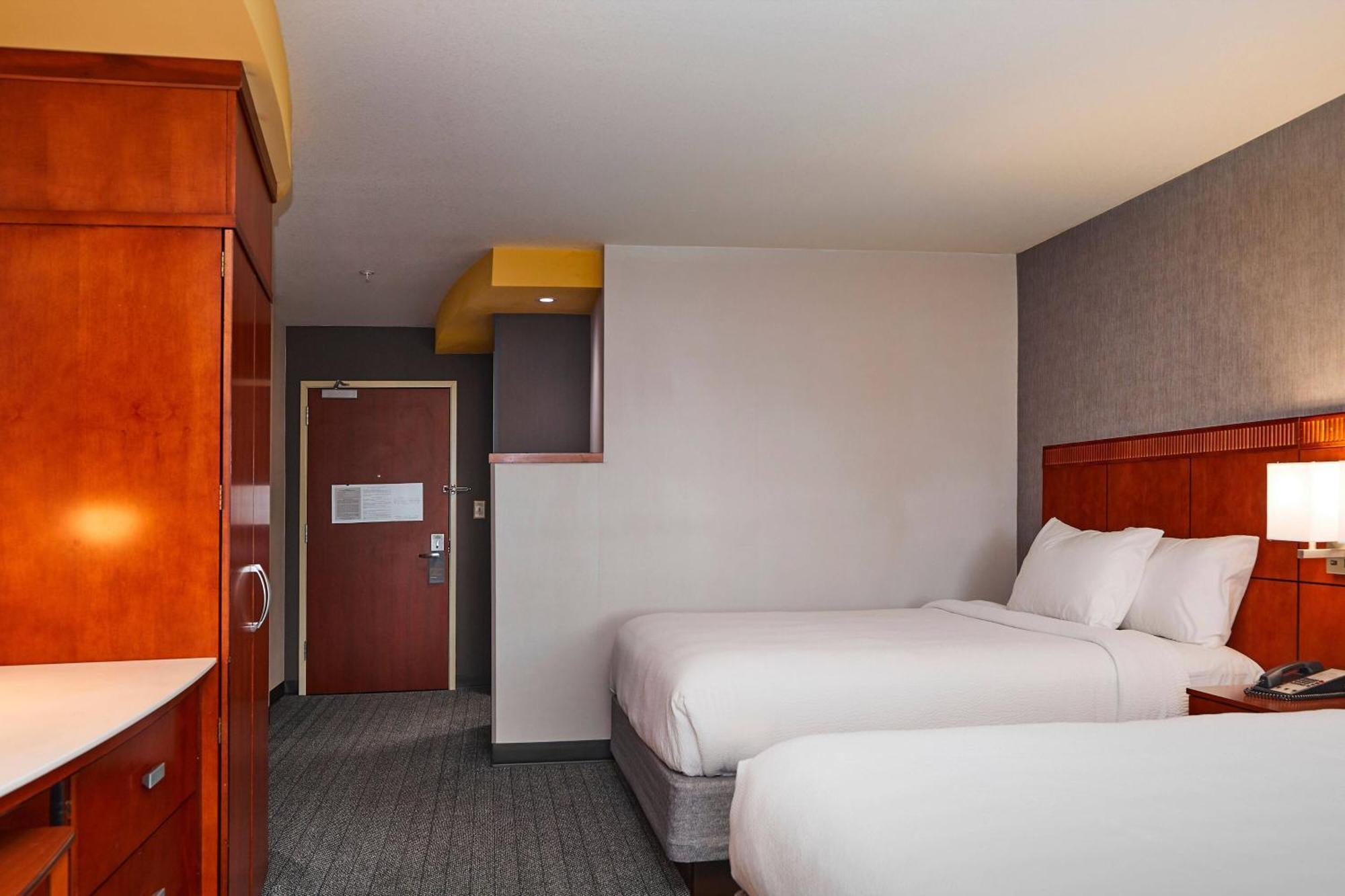 Отель Courtyard Medford Airport Экстерьер фото