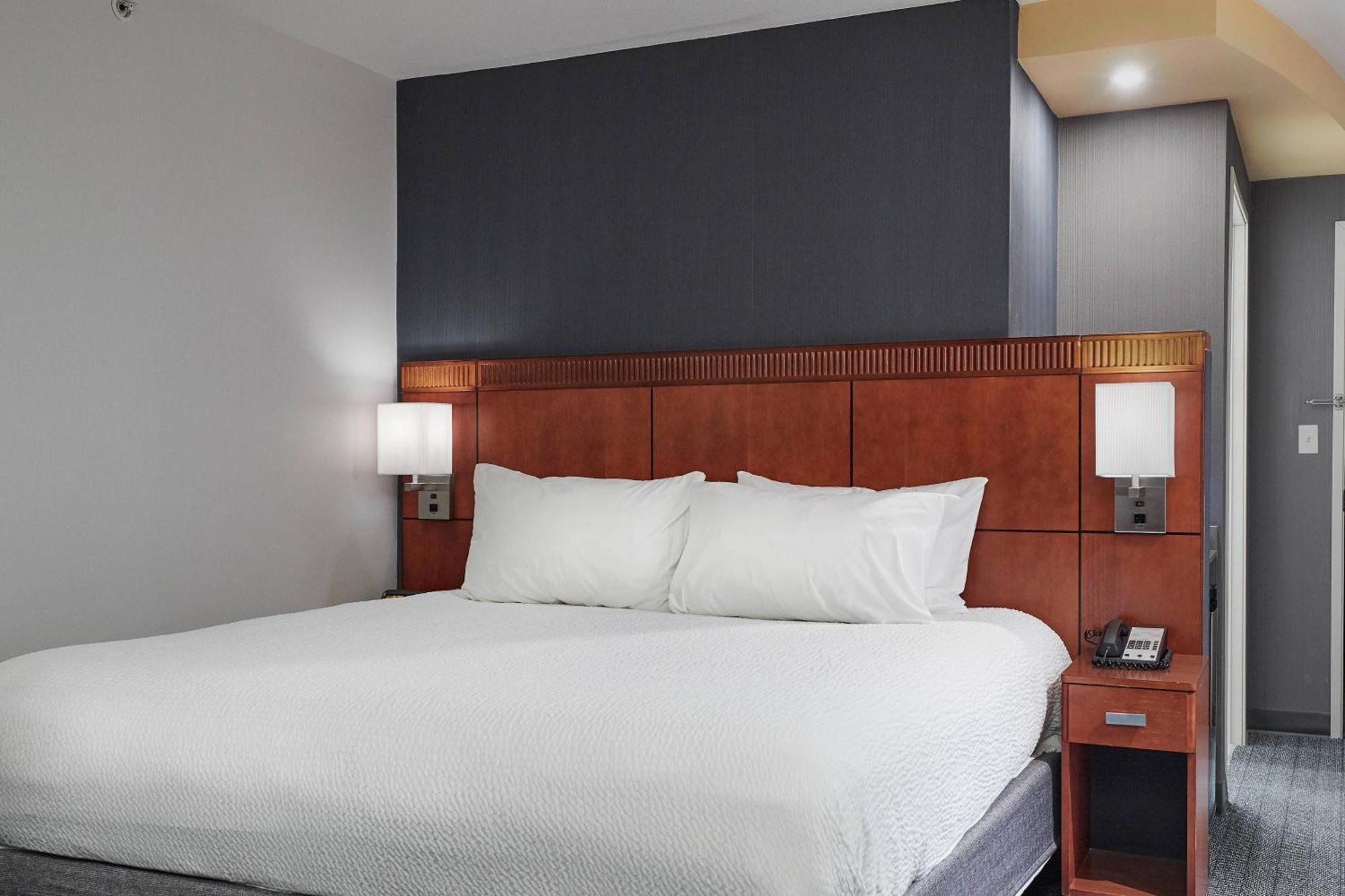 Отель Courtyard Medford Airport Экстерьер фото