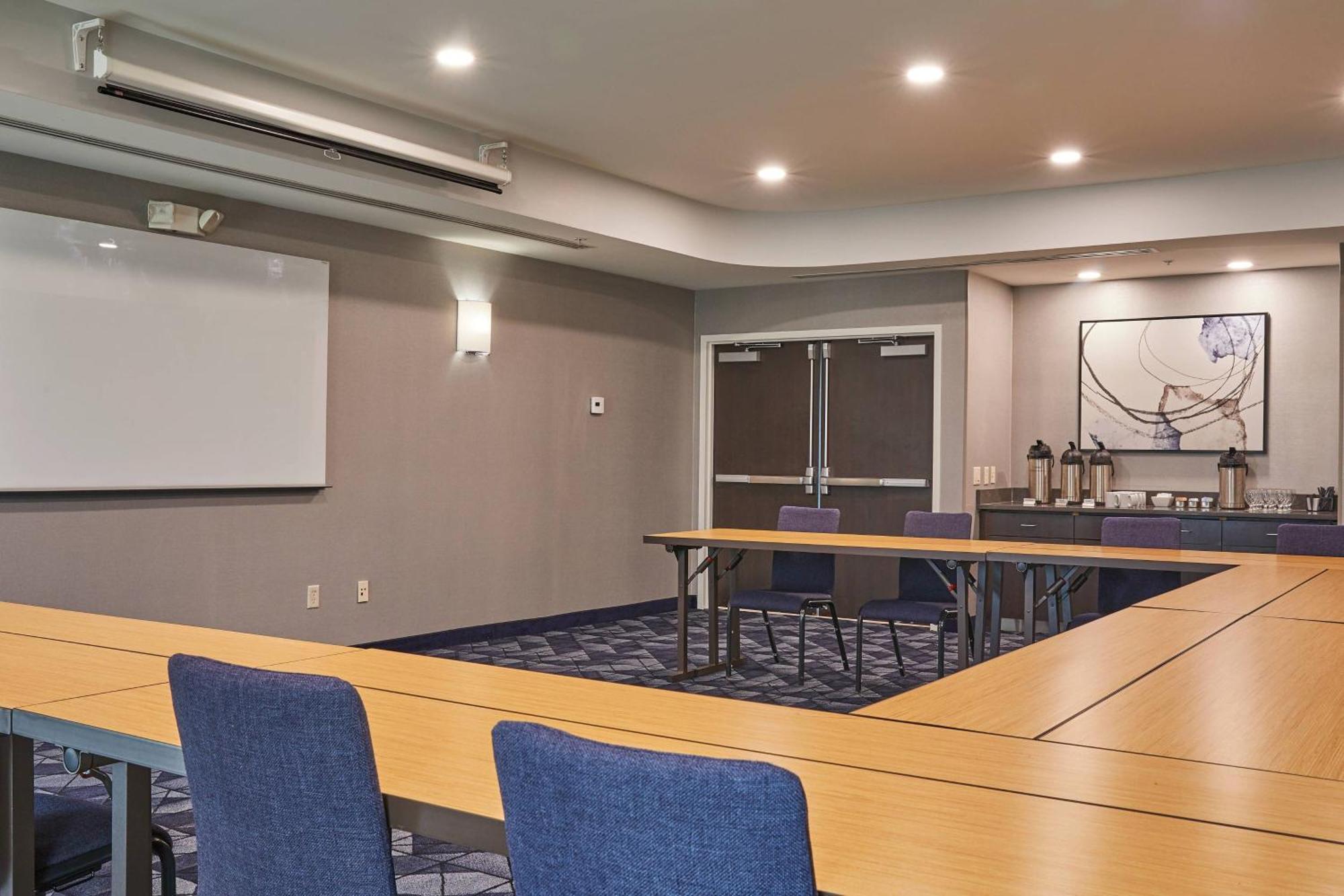Отель Courtyard Medford Airport Экстерьер фото