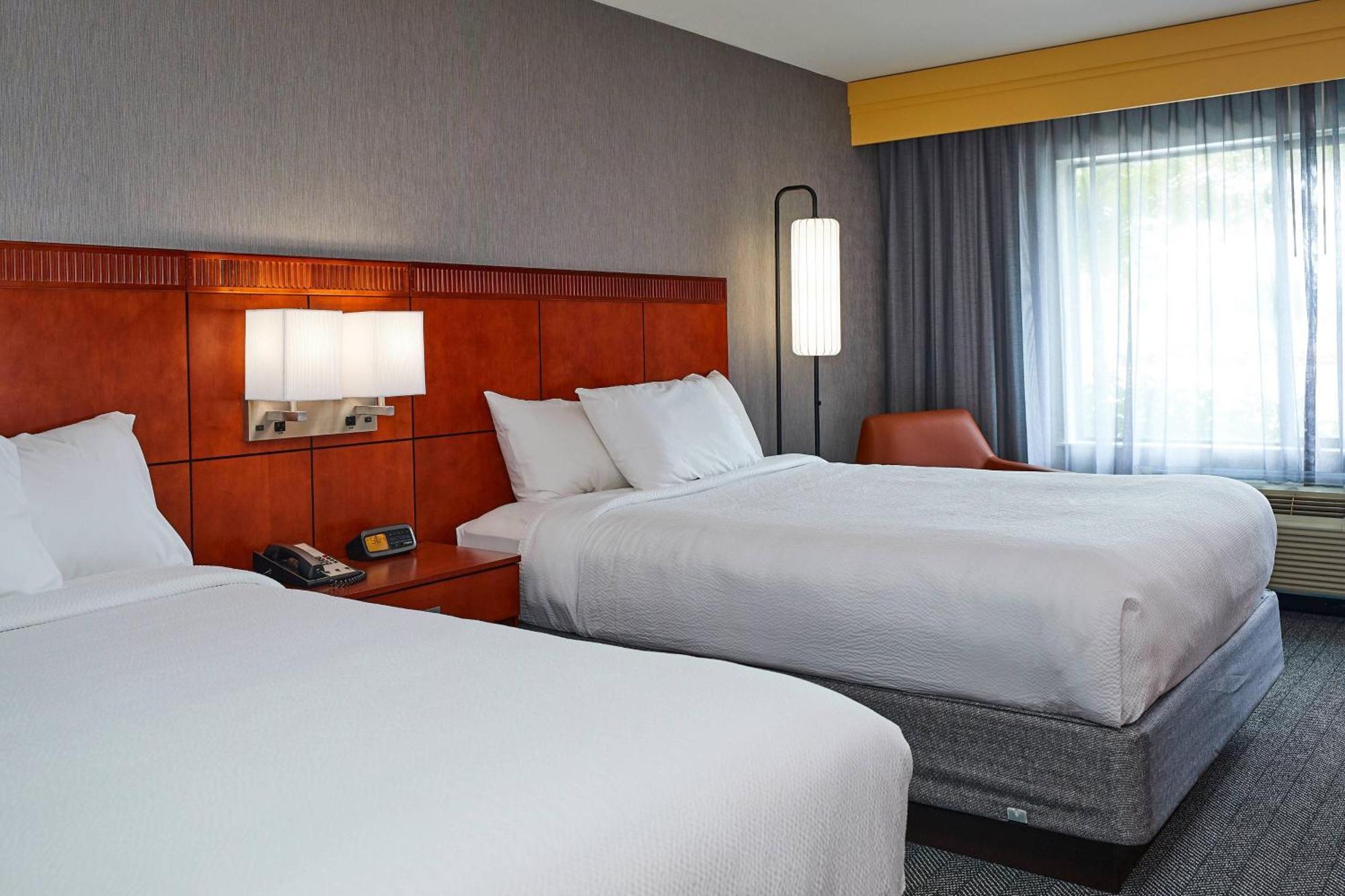 Отель Courtyard Medford Airport Экстерьер фото