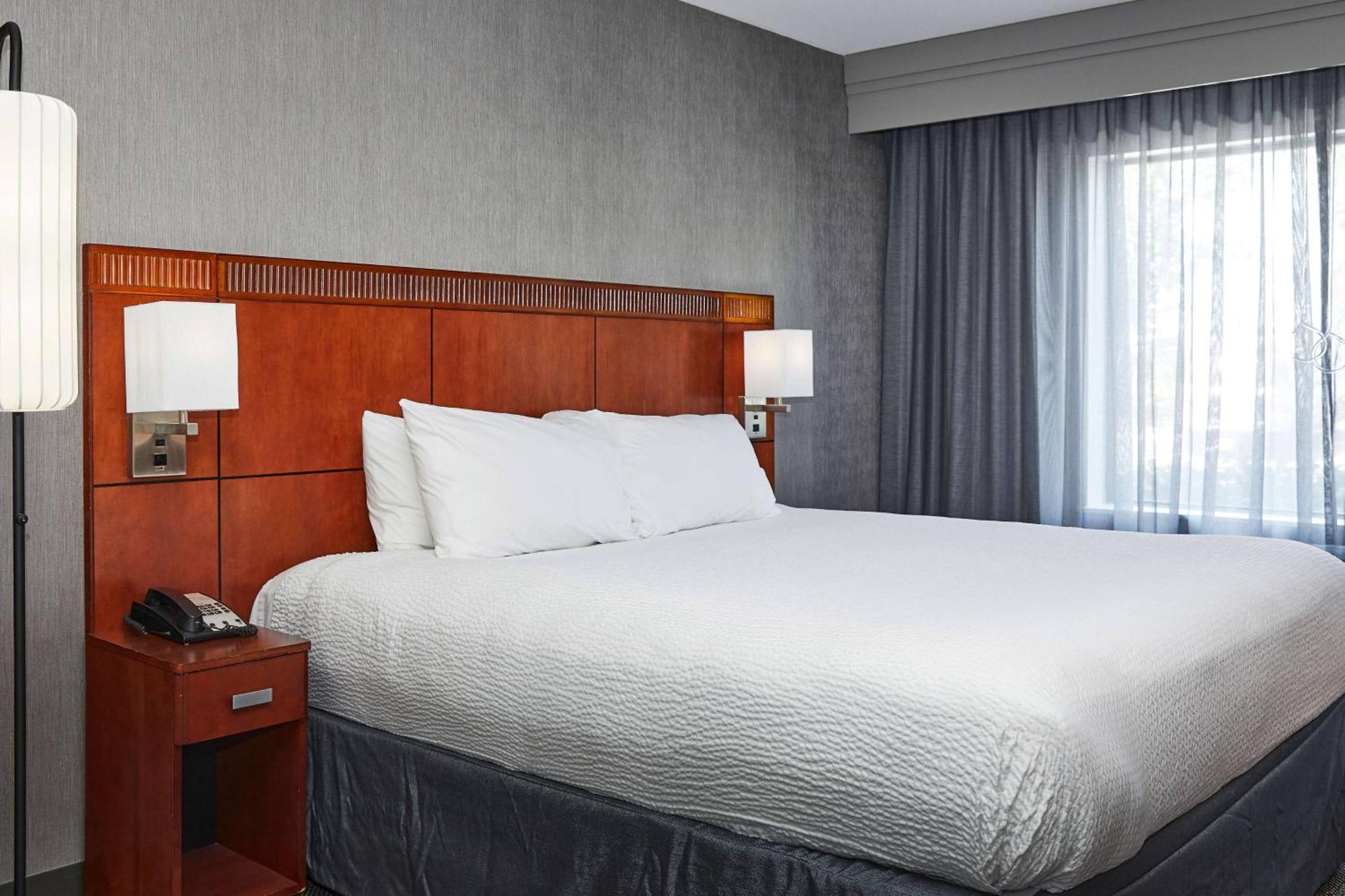 Отель Courtyard Medford Airport Экстерьер фото