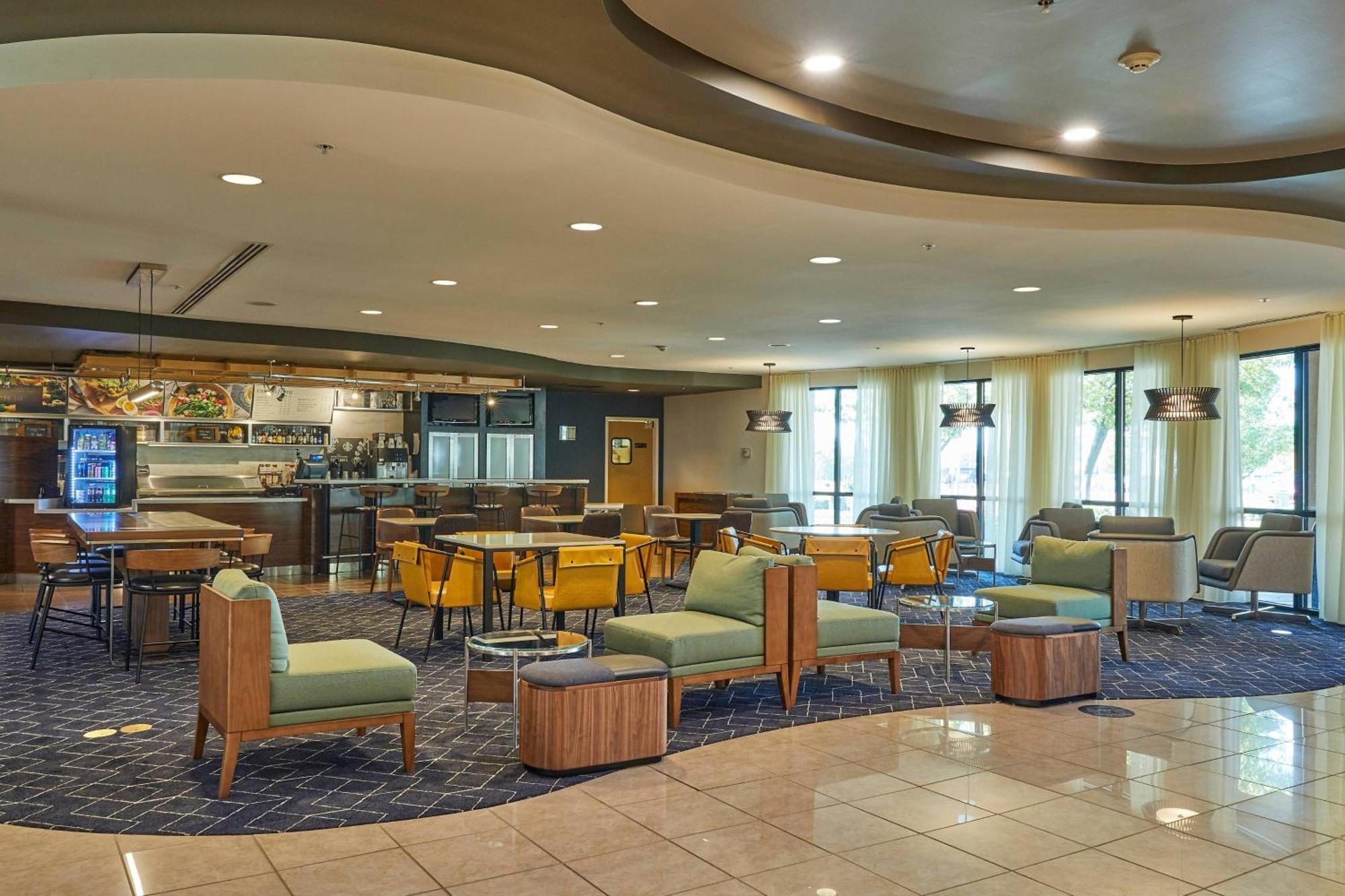 Отель Courtyard Medford Airport Экстерьер фото
