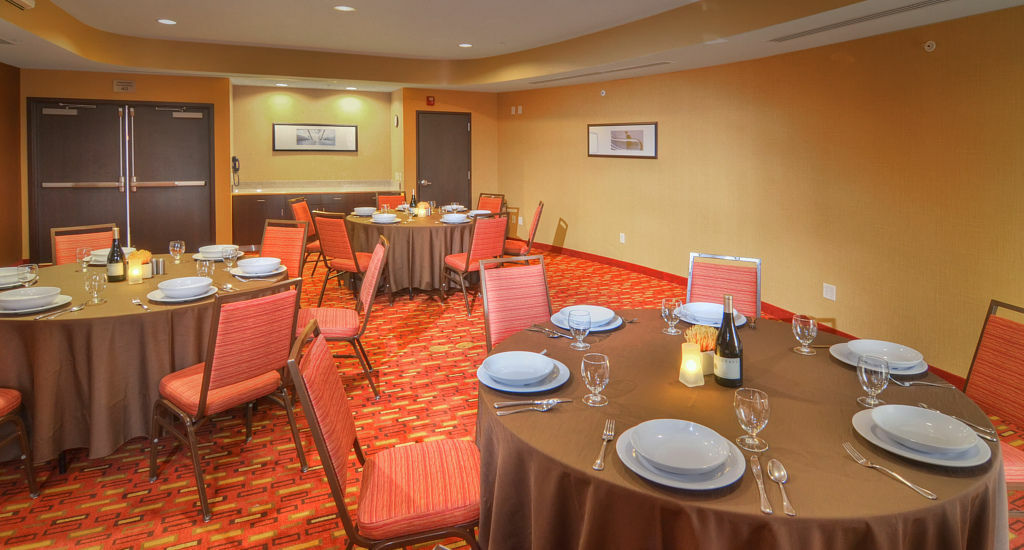 Отель Courtyard Medford Airport Экстерьер фото
